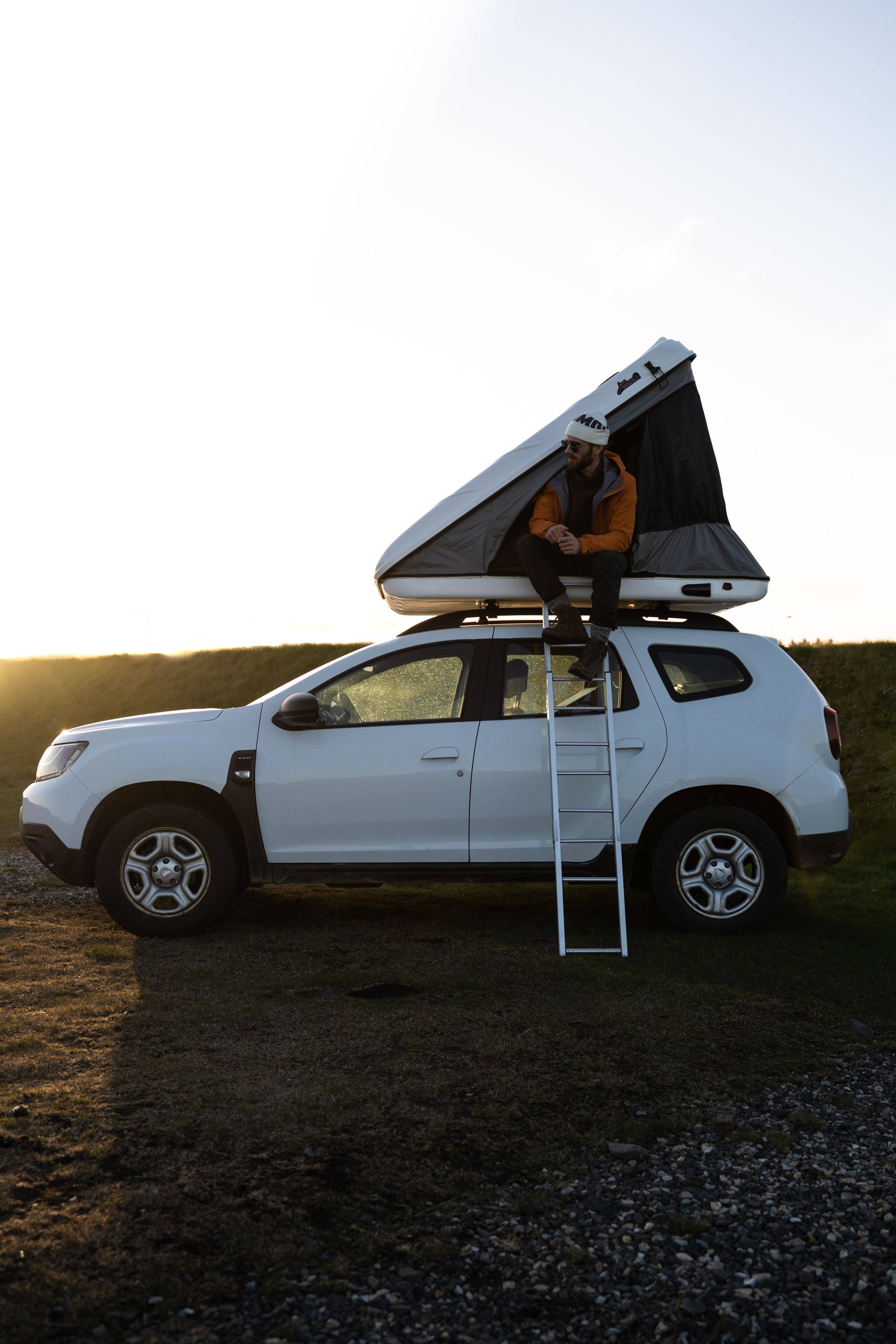 Dacia Duster - nouveau modèle avec tente de toit à louer - Location de  voiture en Islande